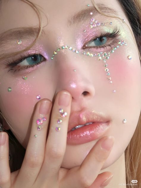 Douyin Makeup With Gems, Soft Fairy Makeup, Gem Makeup, Futuristic Makeup, Concert Makeup, Cute And Aesthetic, Rhinestone Makeup, Douyin Makeup, Doll Eye Makeup