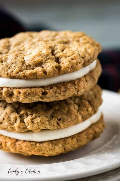 These homemade oatmeal whoopie pies feature sweet, fluffy, vanilla buttercream sandwiched between two thick and chewy oatmeal cookies! #berlyskitchen Soft Oatmeal Cookies, Cream Pie Filling, Oatmeal Creme Pie, Cookie Sandwich Recipes, Biscuits Graham, Cookies Oatmeal, Oatmeal Cream Pies, Homemade Oatmeal, Oatmeal Cookies Chewy