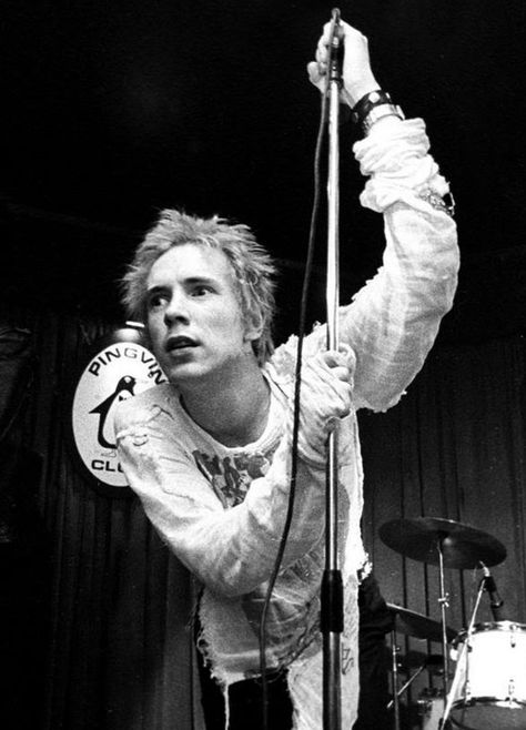 Johnny Rotten or just John Lydon Jonny Rotten, John Lydon, 70s Punk, Johnny Rotten, Sid Vicious, Musica Rock, Punk Rock Bands, Punk Rocker, Punk Music