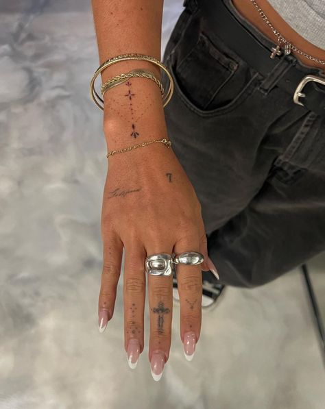 27 Tattoo, Sophia Birlem, Hand And Finger Tattoos, Hand Tats, Small Pretty Tattoos, Petite Tattoos, Hand Tattoos For Women, Wrist Tattoos For Women, Stylist Tattoos