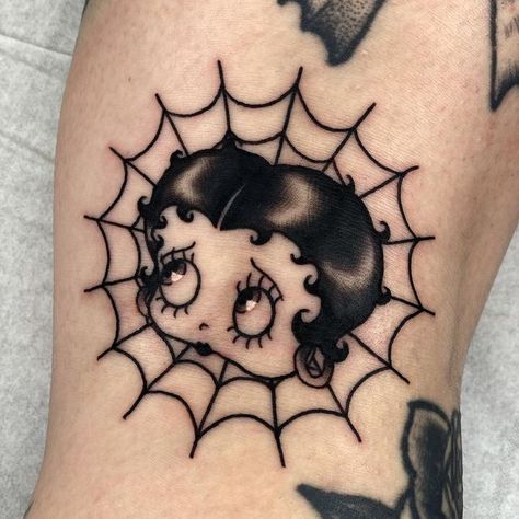 Sam Murphy on Instagram: "Spicy knee ditch for @rhi.draws as part of our trade, thanks pal 🤝 . . . . . . . . . . #tradtattoo #bristolart #bristolartist #bristoltattoo #bathuk #bristoluk #southwesttattooers #cardifftattoo #uwe #bristoluni #traditionaltattoos #bristoltattooartist #tradtattooflash #traditionaltattooing" Betty Boop Head Tattoo, Spooky Betty Boop Tattoo, American Traditional Betty Boop Tattoo, Betty Boop Tattoo Traditional, Spooky Girly Tattoos, Gothabilly Tattoo, Bettie Page Tattoo, Halloween Knee Tattoo, American Traditional Gothic Tattoos