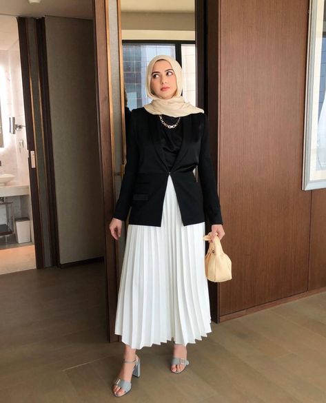 Trendy Summer Hijab Fashion Outfit Ideas To Fall In Love With - @summeralbarcha - StreetStyle Hijab Fashion - Casual Hijab Outfits - Summer Long Dresses- Hijab Skirts - Simple Hijab Fashion. #hijabdress #chicmuslimah #2020hijabfashion #muslimoutfitideas #modesthijabi Formal Modest Outfits Hijab, Hijabi Blazer Outfit Formal, Modest Blazer And Skirt Outfits, Hijab Professional Outfits, Hijabi Professional Outfits, Long Skirt Fashion Hijab, Blazer Hijab Outfits, Skirt With Blazer Outfit, Formal Outfits For Women Hijab