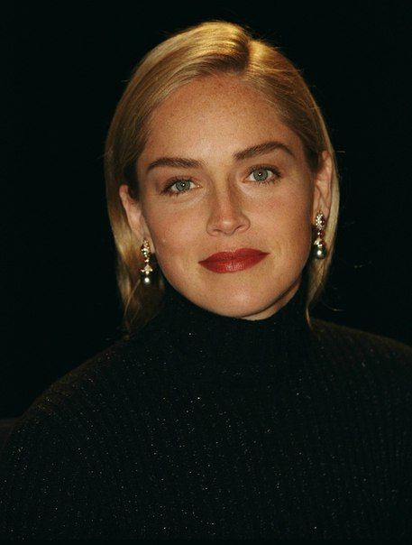 Sharon Stone Young, 1990's Makeup, Sharon Stone Hairstyles, Face Art Makeup, Dramatic Classic, Marilyn Monroe Photos, Sharon Stone, Old Hollywood Glamour, Mode Vintage