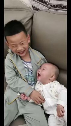 9gag Amusant, Laughing Baby, Cute Funny Babies, Baby Gif, Kids Videos, Funny Videos For Kids, Cute Gif