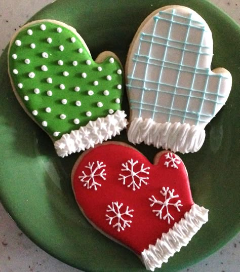 Christmas mittens decorated with royal icing Christmas Cookie Decorating Royal Icing, Sugar Cookie Icing Designs Christmas, Christmas Cookies Icing Ideas, Royal Icing Christmas Cookies Ideas Easy, Royal Frosting Christmas Cookies, Christmas Cut Out Cookies Decorating, Royal Icing Christmas Cookie Ideas, Christmas Cookie Ideas Decorated, Royal Icing Cookies Designs Christmas