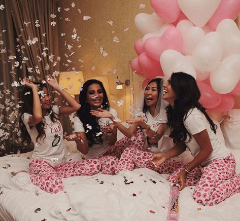 How To Have The Best Girls Night Ever Birthday Pictures Ideas, Adult Slumber Party, Pyjamas Party, Pijama Party, Bridesmaid Photoshoot, Birthday Goals, Pj Party, Party Photoshoot, Fun Friends