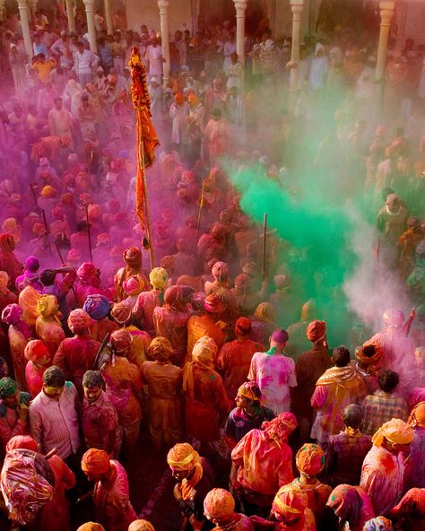 india Indian Color Festival, Happy Holi Video, Diwali Photos, Holi Festival Of Colours, Ms Dhoni Wallpapers, Holi Photo, Holi Images, Festival Photography, Indian Colours