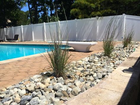 Simple Pool Landscaping, Plants Around Pool, Landscaping Around Pool, Pool Landscaping Ideas, Pool Dekor, Oberirdische Pools, Inground Pool Landscaping, River Rock Garden, Simple Pool