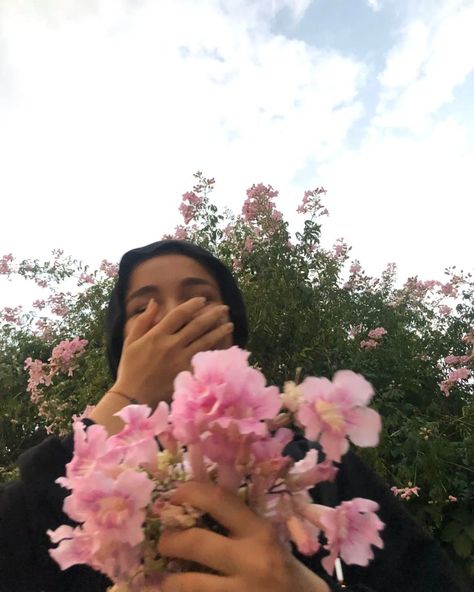 Mode Indie, Muslimah Style, Hijab Aesthetic, Hijabi Aesthetic, Selfie Poses Instagram, Cute Instagram Pictures, Aesthetic Outfit Ideas, Muslimah Aesthetic, Best Photo Poses