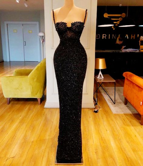 Simple Evening Gown, Classy Prom, Prom Girl Dresses, Elegant Black Dress, Classy Prom Dresses, Fantasy Dresses, Cute Dress Outfits, Fashion Drawing Dresses, Prom Dress Inspiration