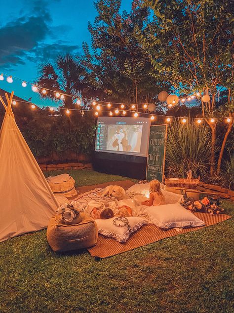 Backyard Movie Night Party, Summer Movie Night, Backyard Movie Theaters, Outside Movie, Movie Night Ideas, Backyard Movie Party, Lila Party, Movie Night At Home, Outdoor Movie Night