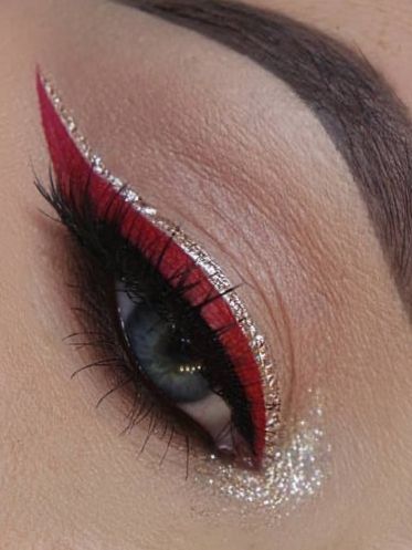 Christmas eyeshadow look: red and silver glitter liners Red Eyeliner Makeup, Red Makeup Looks, Xmas Makeup, Christmas Eyeshadow, Christmas Eye Makeup, Red Eyeliner, Red Eye Makeup, Sparkly Makeup, Holiday Makeup Looks