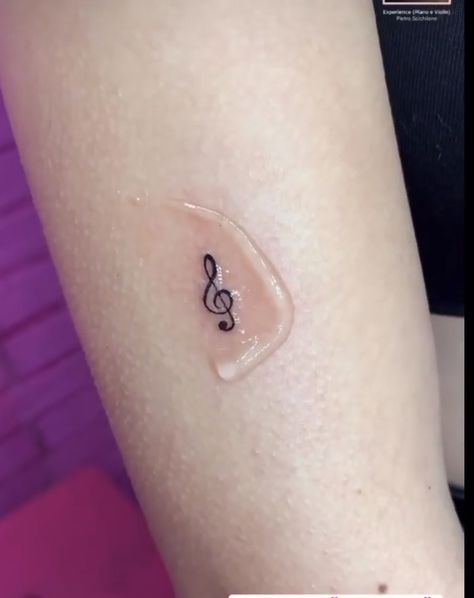 Tiny Treble Clef Tattoo, Small Tattoos Music Notes, Pretty Music Tattoos, Tiny Music Note Tattoo, Music Note Finger Tattoo, Simple Tattoos Music, Tattoo For Singers, Small Music Tattoos For Women, Tattoos For Musicians