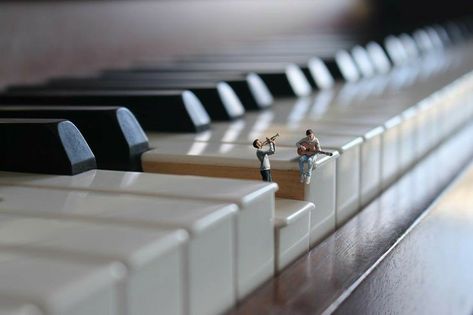 Piano Photography, Miniature Calendar, Piano Art, Miniature Photography, Music Drawings, Music Illustration, Piano Keyboard, Musical Art, Tiny World