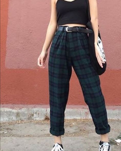 grunge dark green and dark blue high waisted and cuffed plaid plants. Grunge Winter Outfits, Grunge Outfits Edgy, Outfit Inspirations Edgy, Dress In Autumn, Letter To A Friend, Brown Pixie, Blue Plaid Pants, Grunge Outfits Winter, Green Plaid Pants