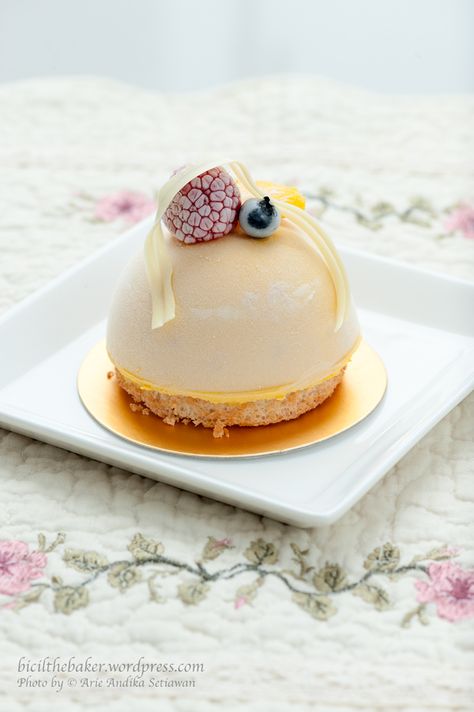 Mango Dome: Almond meringue cake – as the base Mango mouse layer Cream Cheese layer Mango geele layer Mousse Dolce, Patisserie Fine, Mini Torte, Mango Mousse, Mango Dessert, Mango Cake, Meringue Cake, Dessert Aux Fruits, Elegant Desserts