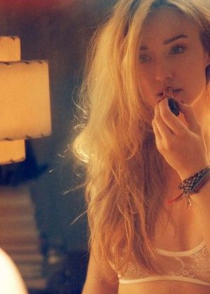 Ashley Johnson Blindspot, Laura Bailey, Ashley Johnson, Harvey Specter, Celebrities Female, Celebrity Crush, Pretty Woman, Selfies