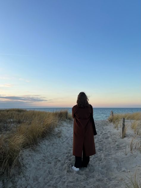 february beach winter brown coat baltic sea norddeutschland Beach Pictures In Winter, Beach Photoshoot Winter, Beach Winter, Beach Winter Aesthetic, Beach In Winter, Winter At The Beach, Autumn By The Sea, Winter Beach Aesthetic, Cold Beach Pictures