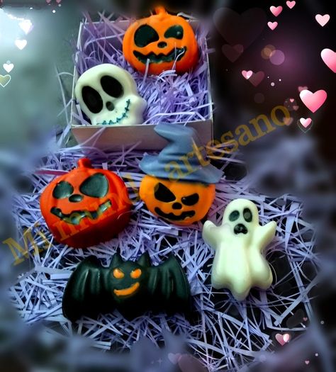 Jabones Halloween Halloween Melt And Pour Soap Ideas, Diy Skulls, Halloween Soap, Handmade Soap Recipes, Halloween Crochet Patterns, Candle Company, Car Freshener, Halloween Crochet, Candle Companies