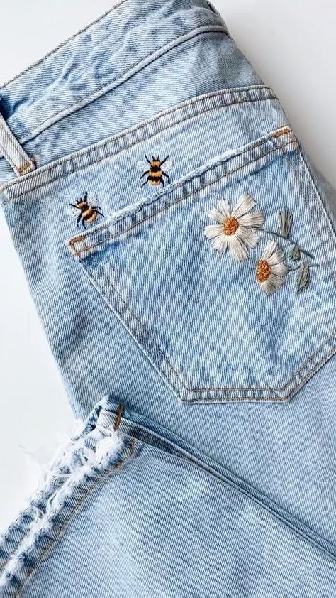 Upcycle Denim, Embroidery Jeans Diy, Embroidery Pants, Clothes Embroidery Diy, Denim Embroidery, Sew Ins, Diy Vetement, Diy Embroidery Patterns, Hand Embroidery Projects