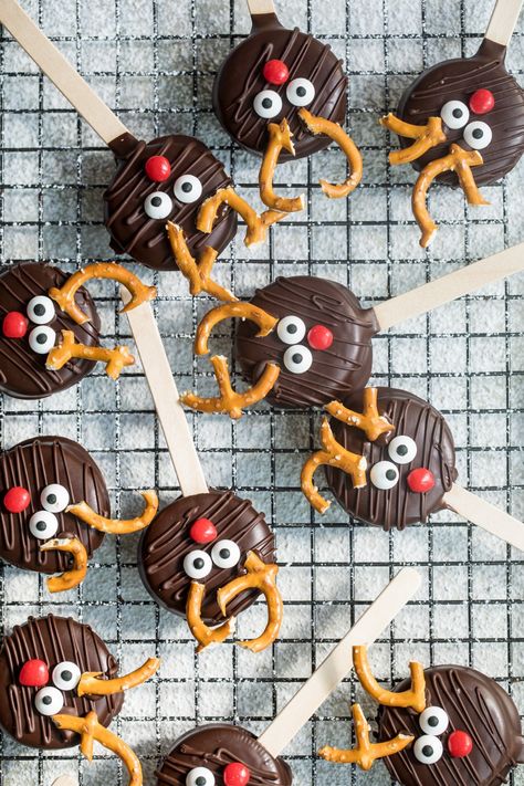 Chocolate reindeer cookie pops on a wire tray Oreo Cake Recipe Homemade, Aesthetic Oreo, Oreo Cheesecake Cake, Oreo Cakes, Cake Recipe Homemade, Oreo Cake Recipe, Christmas Oreos, Christmas Oreo, Chocolate Reindeer