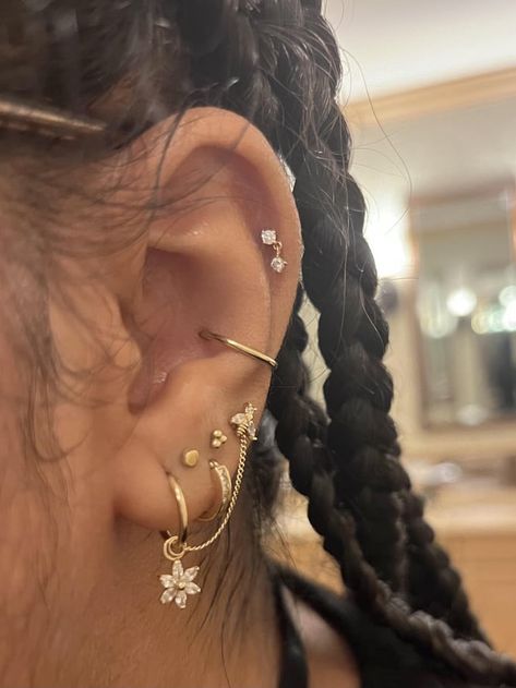 Piercing Stack, Ušný Piercing, Full Ear Piercings, Earring Stacks, Piercing Inspo, Pretty Ear Piercings, Cool Ear Piercings, Cute Ear Piercings, Ear Style