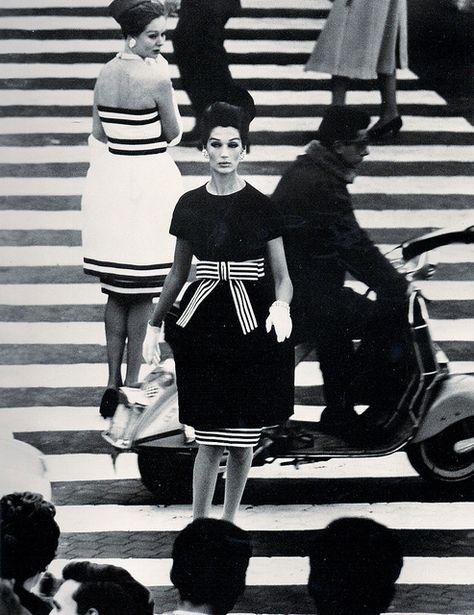 Pedestrian Crossing,Piazza di Spagna,Rome  William Klein-1960 Moda Pin Up, Fashion 60s, Viviane Sassen, William Klein, Odilon Redon, Berenice Abbott, Edward Weston, Henri Cartier Bresson, People Walking