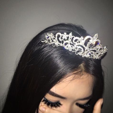 Levanta a coroa princesa,se nao a cabeça cai Aesthetic Tiara, Tiara Aesthetic, Style College, Boujee Aesthetic, Bad And Boujee, Princess Aesthetic, Nina Dobrev, Tiaras And Crowns, Pink Aesthetic