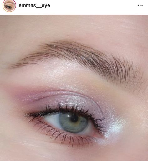 Lilac Make Up Look, Eye Makeup Purple Natural, Feminine Gaze Aesthetic, Light Purple Eye Shadow, Makeup For Light Purple Dress, Soft Lavender Makeup, Lavender Makeup Looks Natural, Purple Natural Makeup, Natural Purple Makeup