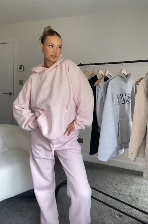 Pink Sweatsuit Aesthetic, Pink Clean Girl Aesthetic Outfit, Clean Girl Comfy Outfit, Pink Cozy Outfits, Aesthetic Clean Girl Outfits, Basic Pink Outfit, Daisy Louisa Outfits, Pink Clean Girl Outfits, Comfy Outfits Pink