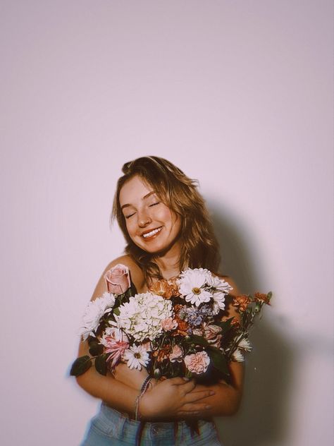 Birthday Flowers Pictures, Photos Ideas With Flowers, Photography With Flowers Ideas, Self Portrait Photography Flowers, Photos With Flowers Instagram, Flower Photoshoot Creative Studio, Self Portrait Poses With Flowers, Aesthetic Pics With Flowers, Flowers Self Portrait