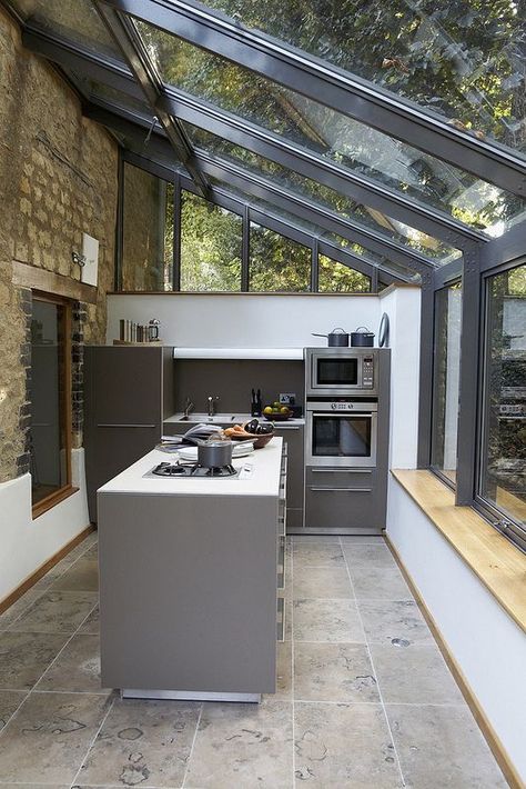 Conservatory Kitchen Ideas, Terrasse Med Tak, Stainless Steel Kitchen Design, Conservatory Kitchen, Desain Pantry, Glass Extension, White Cabinetry, House Extension, Glass Roof