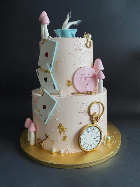 Alice In Wonderland Birthday Cake Simple, Diy Alice In Wonderland Cake, Alice In Wonderland Cake Simple, Wonderland Cake Ideas, Alice In Wonderland Cake Ideas, Alice In Wonderland Treats, Alice In Onederland Cake, Onederland Birthday Cake, Alice In Wonderland Cake Topper