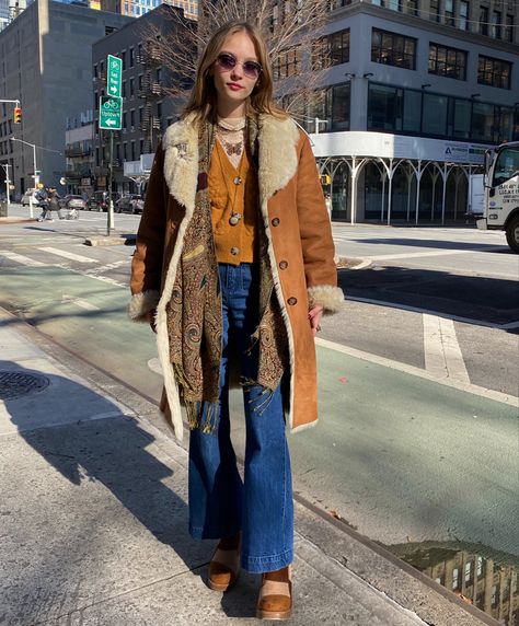 70s Style Winter Outfit, 70s Denim Aesthetic, Winter 1970s Fashion, 70s Jean Outfits, 70s Winter Style, 70s Aesthetic Winter, 70s Fashion Winter Outfit Ideas, Autumn Retro Outfits, 70s Cold Weather Outfits