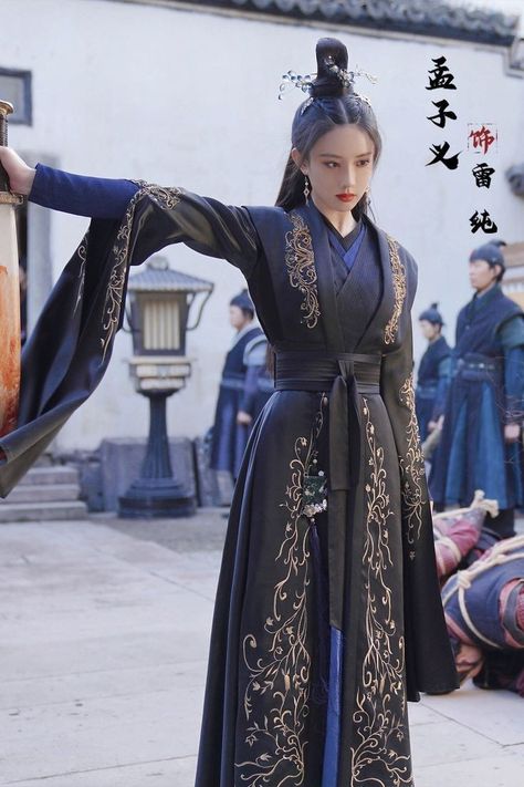 Traditional Japanese Clothes Female, Asian Royalty Clothing, Chinese Dresses Traditional, Traditional Dresses Chinese, China Outfits Traditional, Chinese Dress Aesthetic, Chinese Clothes Traditional, Chinese Fantasy Clothing, Chinese Dress Outfit