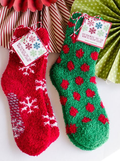 Neighbor Christmas Gift Ideas, Christmas Socks Exchange, Best Christmas Gift Baskets, Family Gift Baskets, Gift Card Presentation, Christmas Socks Gift, Christmas Gift Baskets Diy, Neighbor Christmas Gifts, Student Christmas Gifts