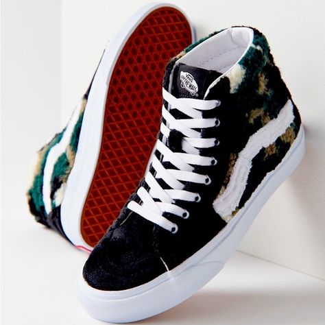 Brand new womens sherpa camo high top Vans Vans Suede, Vans Checkered, Camo Shoes, Sneak Attack, Vans Red, White Shoes Sneakers, Black And White Shoes, Green Sneakers, Vans Sk8 Hi