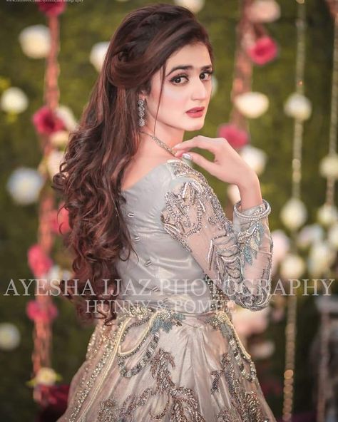 Photo pose Jora Hairstyle, Pakistani Hair, Pakistani Wedding Hairstyles, Engagement Hairstyle, Mehndi Hairstyles, Pakistani Bridal Hairstyles, Hira Mani, Hairstyles For Gowns, Bridal Mehndi Dresses