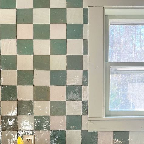 Villa Lagoon Cement Tile on Instagram: "Talk about charming! Our hand-chiseled Wintergreen & Garden Grove glazed zellige looks right at home in this early American kitchen cottage design by @christinasalway. We are so thrilled to be a part of such a sweet transformation!  #zellige #moroccantiles #zellij #handmadetiles #tilelove #tiledesign #interiordesign #homedecor #design #renovation #architecture #designtrends #makeityours #handcrafted #vintage #countryliving #green #earthday" Checked Backsplash, Green Zellige Tile Kitchen, Checkered Zellige, Checkered Backsplash, Early American Kitchen, Green Kitchen Backsplash, Green Tile Backsplash, Unfitted Kitchen, Sunny Kitchen