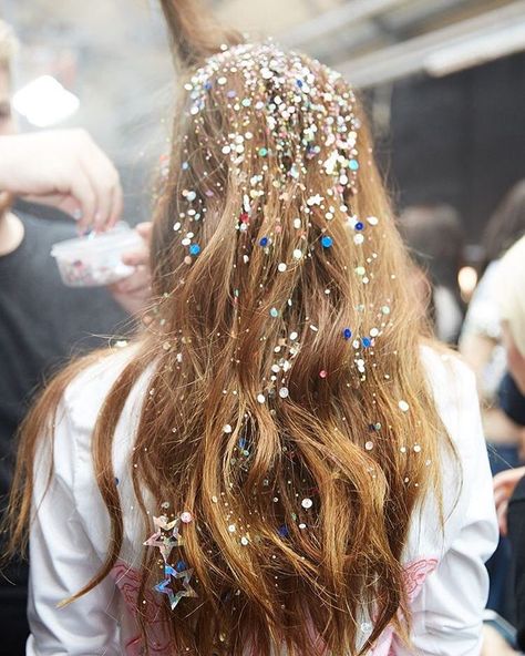 glitter dandruff  👏🏼 Glitter Roots, Hair Glitter, Festival Hair, Festival Makeup, Glitter Hair, How To Draw Hair, Red Glitter, Makeup Trends, All That Glitters