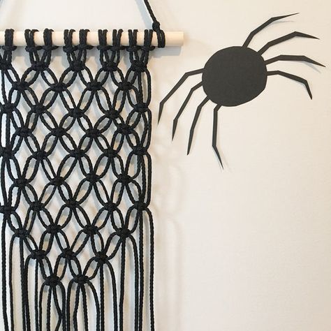 Goth Macrame Diy, Goth Macrame, Quick Holiday Crafts, Halloween Macrame, Easy Diy Wall Hanging, Hobbies For Girls, Macrame Crafts, Tassel Wall Hang, Halloween Crafting