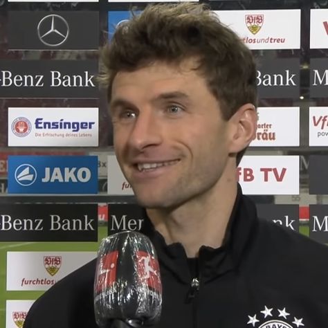 Thomas Muller Pfp, German Football Players, Thomas Muller, Thomas Müller, Fc Bayern Munich, Football Boys, Football Pictures, Bayern Munich, Soccer Players