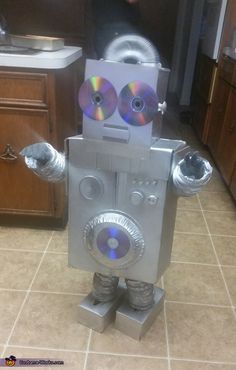 Robot Costume Diy, Metallic Costume, Robot Halloween Costume, Homemade Robot, Robot Costume, Maker Fun Factory, Contest Poster, Robot Craft, Recycled Robot