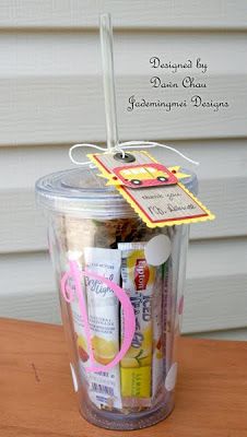 Cute gift idea: Fill a plastic monogrammed cup with an assortment of drink packets.. Oraginze Ideas, Monogram Teacher Gifts, Chocolate Mints, Monogram Cups, Secret Sisters, Granola Bar, Drink Mixes, Freezer Meal, Cadeau Diy