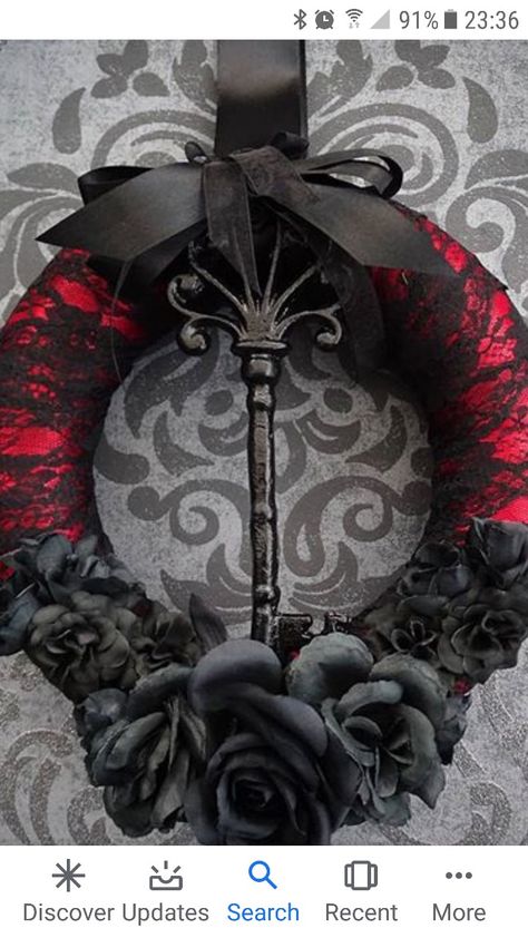 Gothic Wreath Ideas, Gothic Wreath Diy, Gothic Valentines Day Decor, Goth Decor Diy, Goth Xmas, Gothic Wreath, Gothic Tree, Gothic Autumn, Porta Halloween