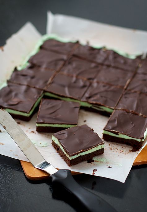 Grasshopper brownie bars. Cake Brownie, Brownie Bars, Mint Brownies, Think Food, Brownie Bar, Yummy Sweets, How Sweet Eats, Eat Dessert, Fruit Desserts