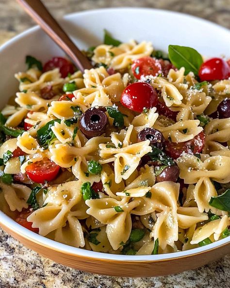 Mediterranean Pasta Salad - Recipe Amelia Turkish Pasta Salad, Mediterranean Pasta Salad Recipes, Mediterranean Pasta Salad, Mediterranean Pasta Salads, Avocado Pasta Salad, Pasta Creamy, Greek Pasta Salad, Creamy Feta, Mediterranean Pasta