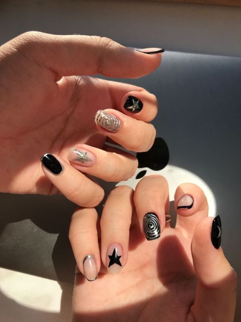 Short Nail Art Black, Eye Nails Halloween, Black And White Nails Short, Straykids Nails, Black And White Nail Design, Mens Nails, Hippie Nails, Asian Nails, Punk Nails