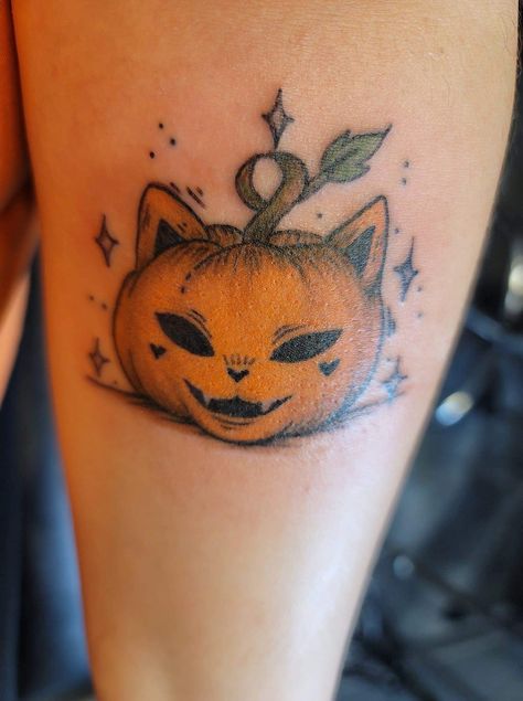 Jackolantern Face Tattoo, Halloween Cat Tattoo Ideas, Cat Pumpkin Tattoo, Pumpkin Cat Tattoo, Pumpkin Flower Tattoo, Halloween Pumpkin Tattoo, Jackolantern Tattoo, Orange Cat Tattoo, Copper Tattoo