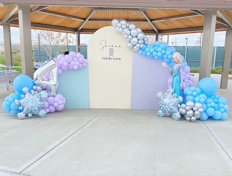 Frozen Balloon Garland Backdrop, Frozen Backdrop Ideas Decoration, Frozen Birthday Backdrop Ideas, Frozen Birthday Backdrop, Frozen Backdrop Ideas, Frozen Party Backdrop, Frozen Backdrop, Frozen Birthday Decorations, Frozen Balloons